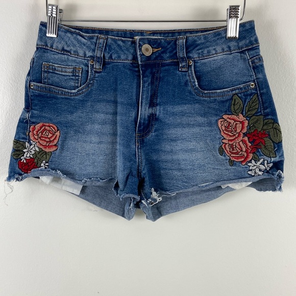 ✨3/$25✨ Urban Heritage Floral Denim Shorts - 5 - Picture 1 of 8